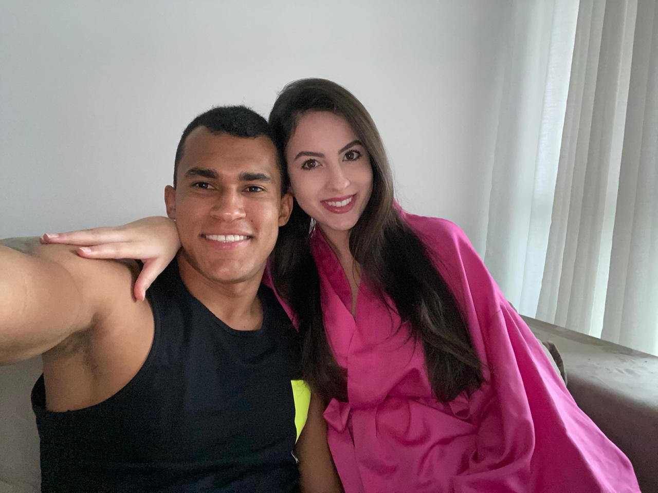 Em quarentena, zagueiro do Guarani foca em livros e gravidez da esposa