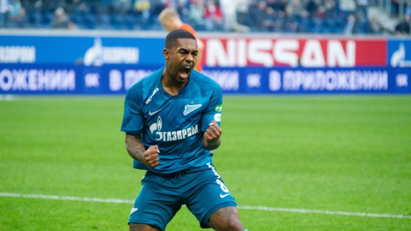 Atacante ex-Corinthians e Barcelona recebe prêmio via drone na Rússia; VEJA VÍDEO