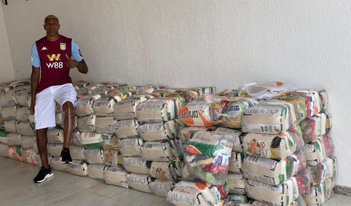 Brasileiro do Aston Villa doa cestas básicas para bairro onde cresceu em Juiz de Fora