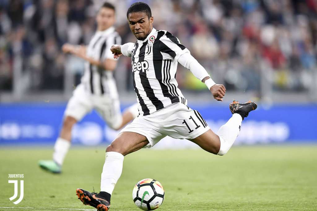 Douglas Costa postou vídeo cantando pagode