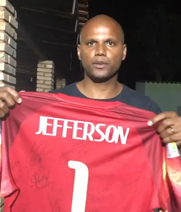 Goleiro do 7 a 1 e joia do Vasco doam camisas para campanhas solidárias contra o COVID-19