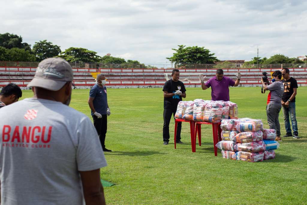 Projeto social entrega cestas básicas a funcionários e atletas da base do Bangu (Foto: João Carlos Gomes)