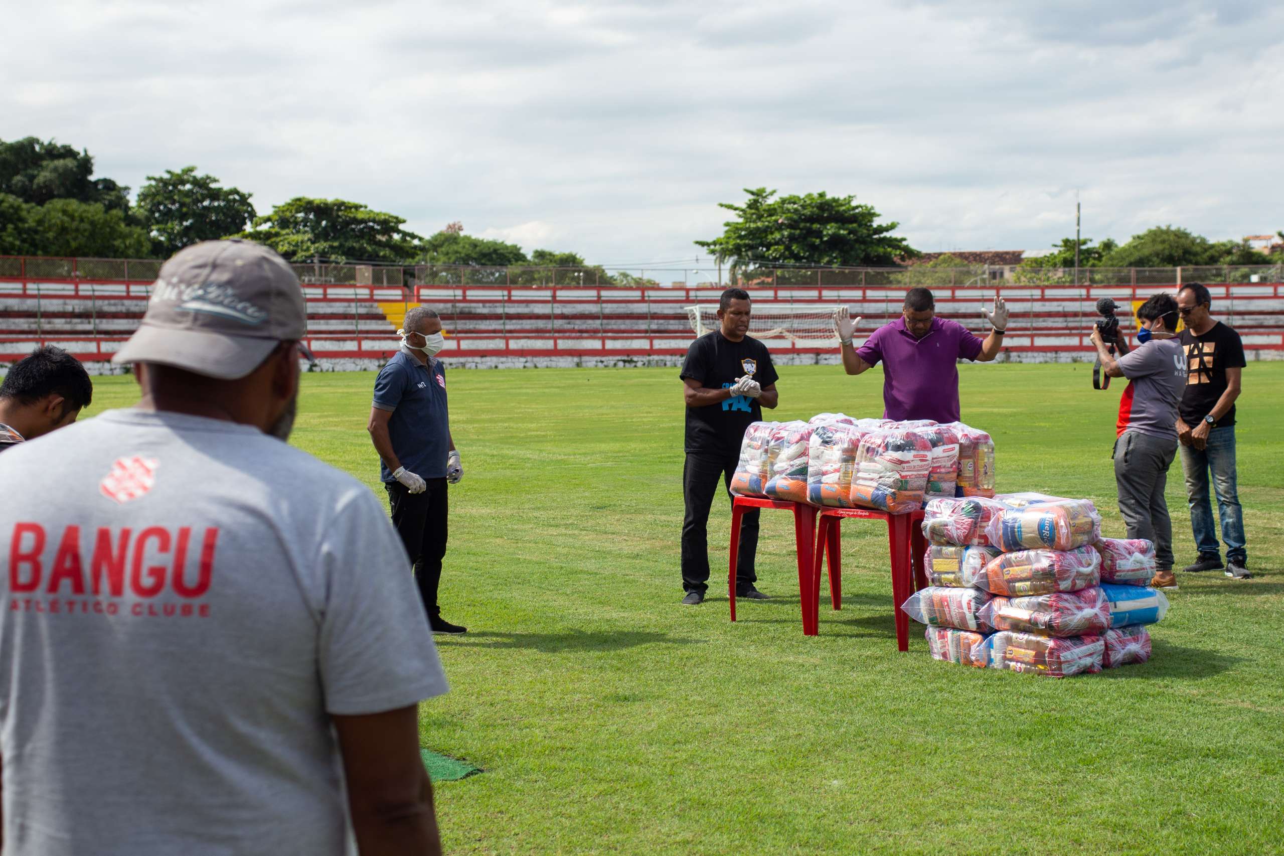 Projeto social entrega cestas básicas a funcionários e atletas da base do Bangu