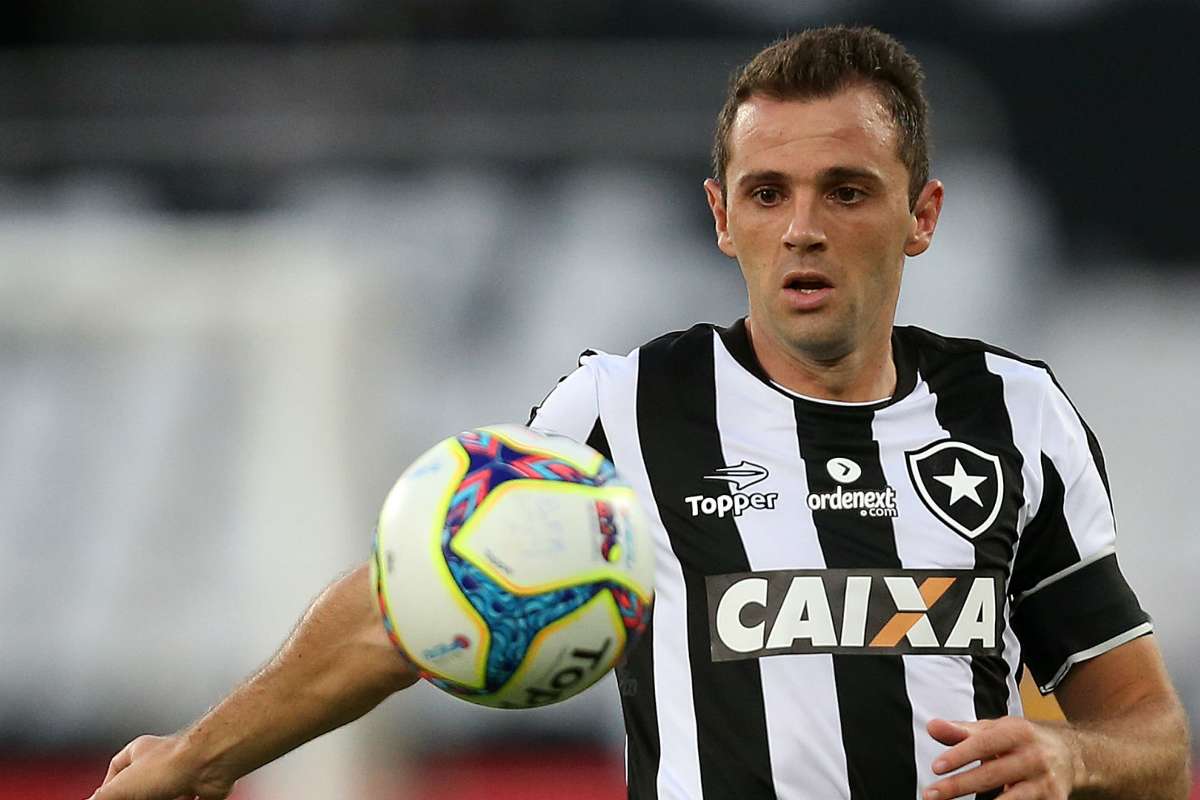 Após perder pai e avô, ex-Santos tem mãe diagnosticada com coronavírus