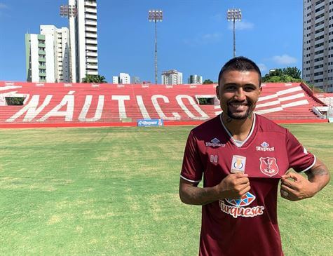 Ex-atacante de São Paulo e Ponte joga “altinha” com cachorro. Veja!