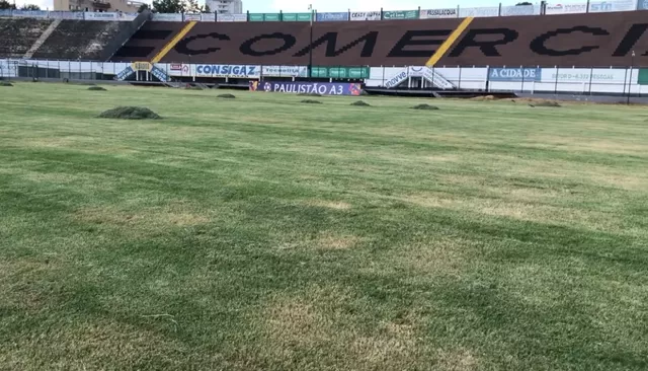 Paulista A3: Após realizar pintura com ajuda da torcida, Comercial reforma gramado