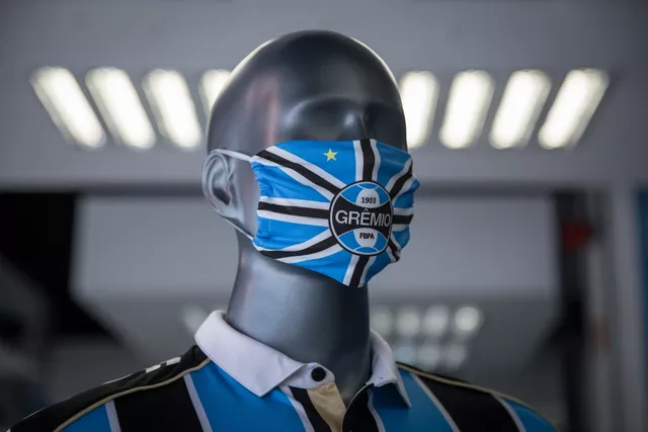 As máscaras do Grêmio estão sendo vendidas por R$ 29,90