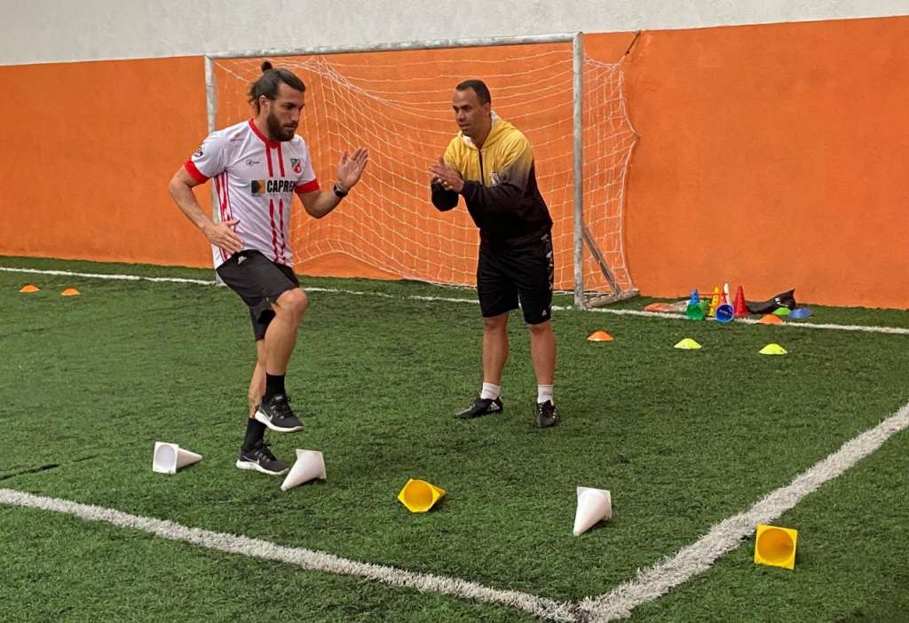 Niander em treinamento físico à parte com Roverso