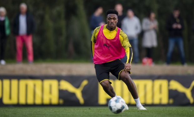 Zagueiro do Borussia Dortmund sofre lesão no ligamento do joelho em treino