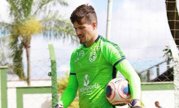 Goiano: Ex-Ferroviária, goleiro do Goiás mantém a forma com ajuda do pai