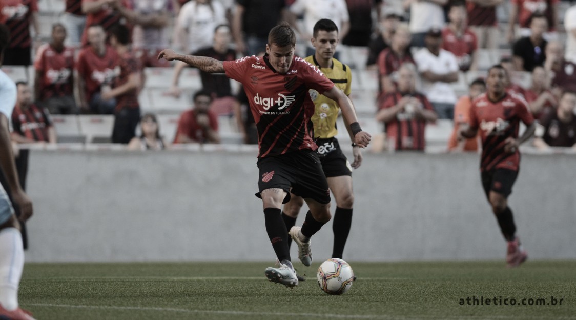 Time da Série B encaminha chegada de meia por empréstimo do Athletico-PR
