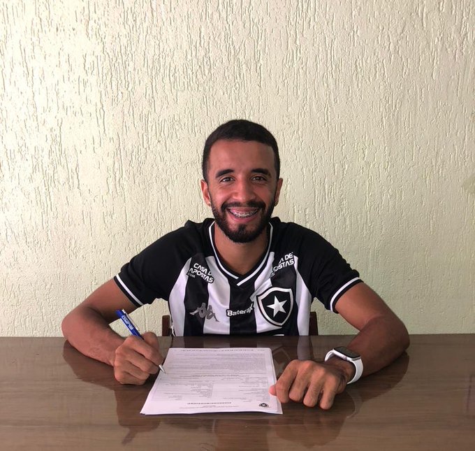 Em ascensão, meia ‘revelação’ renova contrato com o Botafogo até 2022