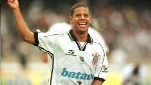 Ídolo do Corinthians, Marcelinho Carioca passa o tempo se divertindo com a família