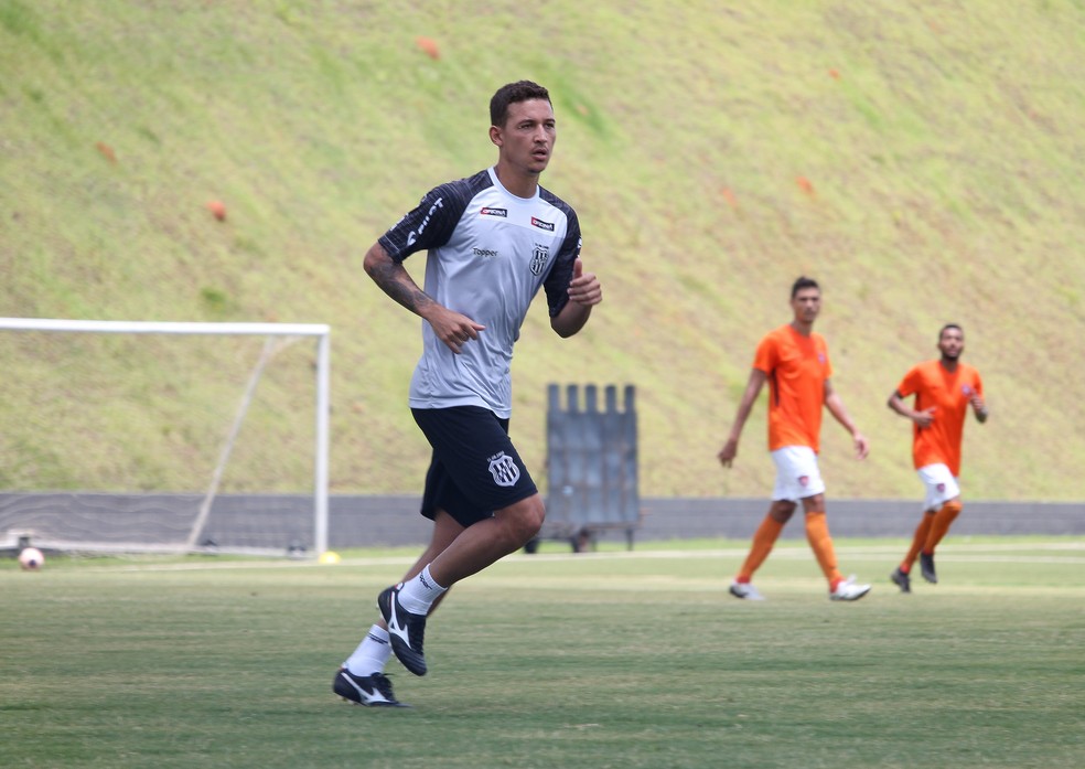 De férias e em quaretena, atacante da Ponte garante trabalho em dia: ‘Muito forte’