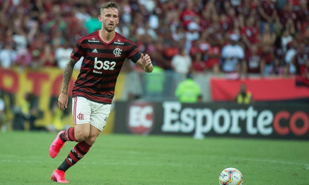 Após perder patrocínios, Flamengo atrasa parcela de zagueiro e renegocia com Athletico-PR