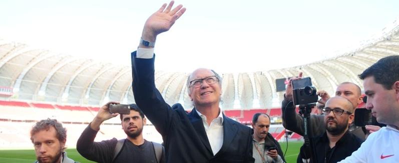 A pedido de Falcão, italianos campeões em 1982 fazem campanha para ajudar favelas