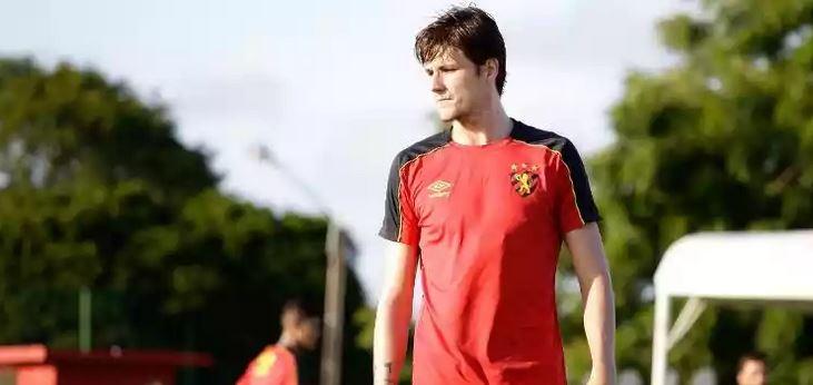 Pernambucano: ‘Pessoas não podem correr riscos’, diz zagueiro sobre ‘incógnita’