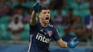 Goleiro do São Paulo deixou de bater faltas para evitar comparações com Rogério Ceni