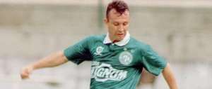 Ídolo de Corinthians e Guarani marcava seu último gol em solo brasileiro há 21 anos