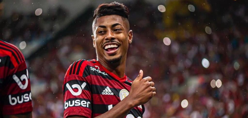 Atacante do Flamengo doa cestas básicas para bairro onde nasceu em BH