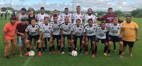 Ex-meia da Seleção deixa quarentena e realiza pelada com os amigos