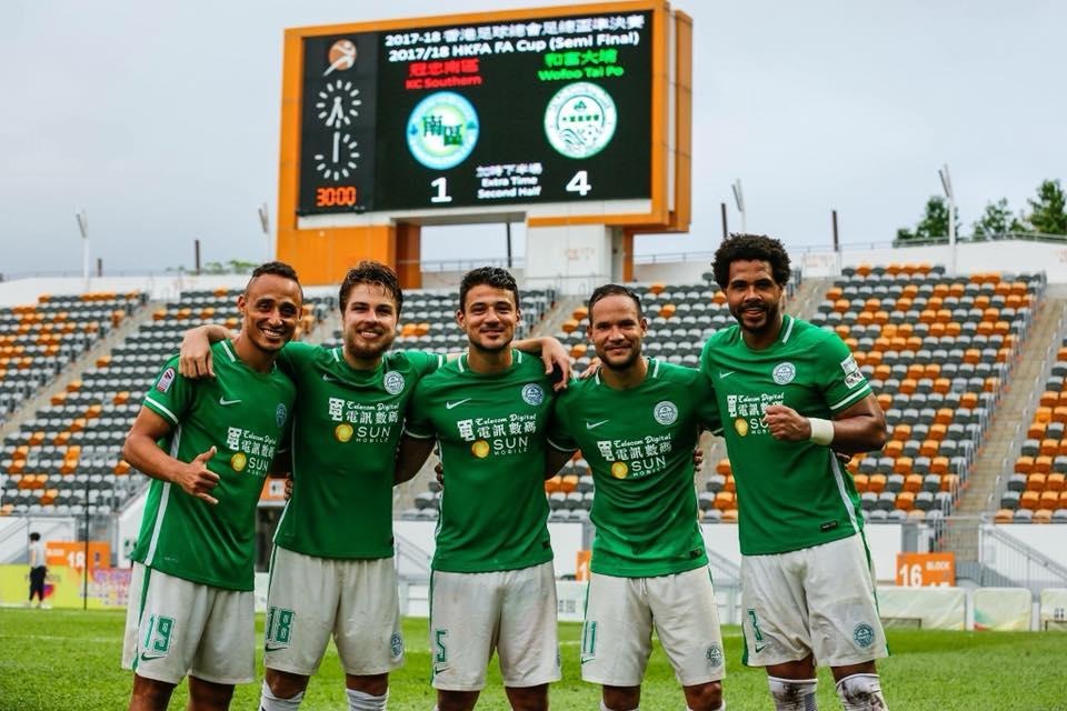 Meia brasileiro promove ação para ajudar pessoas carentes do bairro onde nasceu