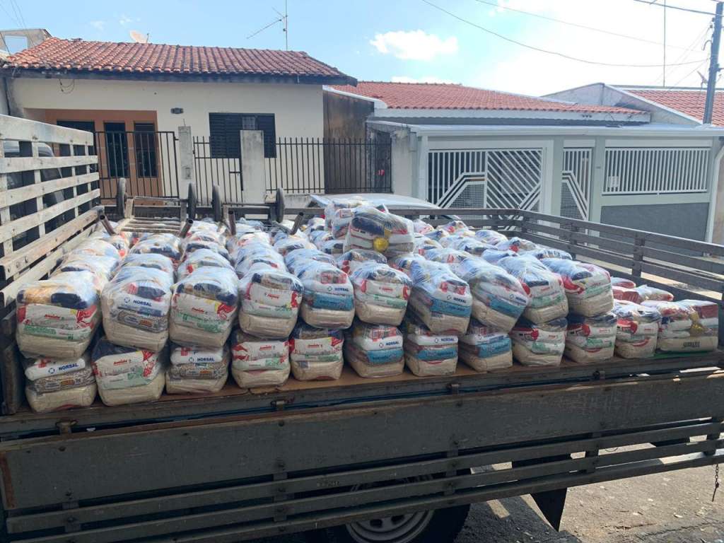 100 cestas básicas foram doadas em Americana