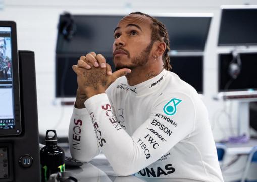 Hamilton nega que tenha intenção de ir para a Ferrari: ‘Estou no time dos sonhos’