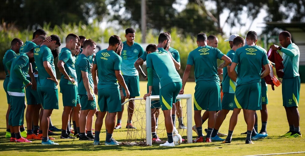 Chapecoense reduz salários de jogadores e membros do departamento de futebol