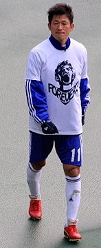 Japonês Kazu, 53 anos de idade, ainda corre atrás de bola