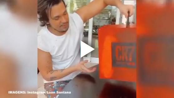 Teve até cueca! Saiba o que Cristiano Ronaldo deu de presente a cantor brasileiro