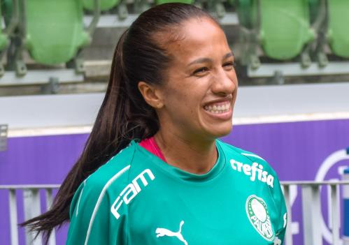 Com ajuda dos pais, zagueira do Palmeiras revela rotina de treinos