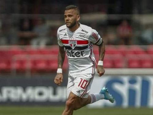 Paulistão: Daniel Alves, lateral do São Paulo, toca percussão ao ritmo de Pixote