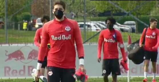 Time austríaco volta aos treinamentos com jogadores mascarados. Veja!