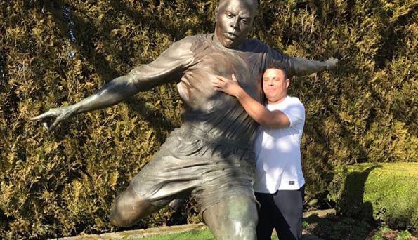 Há 17 anos, Ronaldo dava show no Old Trafford com hat-trick em plena Liga dos Campeões