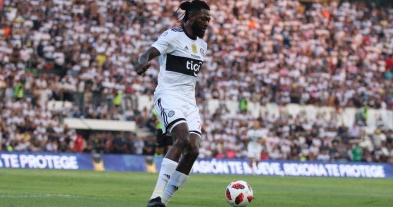 Adebayor evita comparações com Drogba e com Eto’o e fala firme que não faz doações