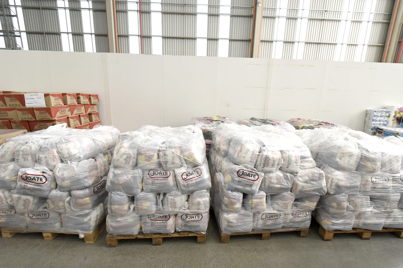 Craque do Fluminense doa cestas de alimentos para Jundiaí, sua cidade natal