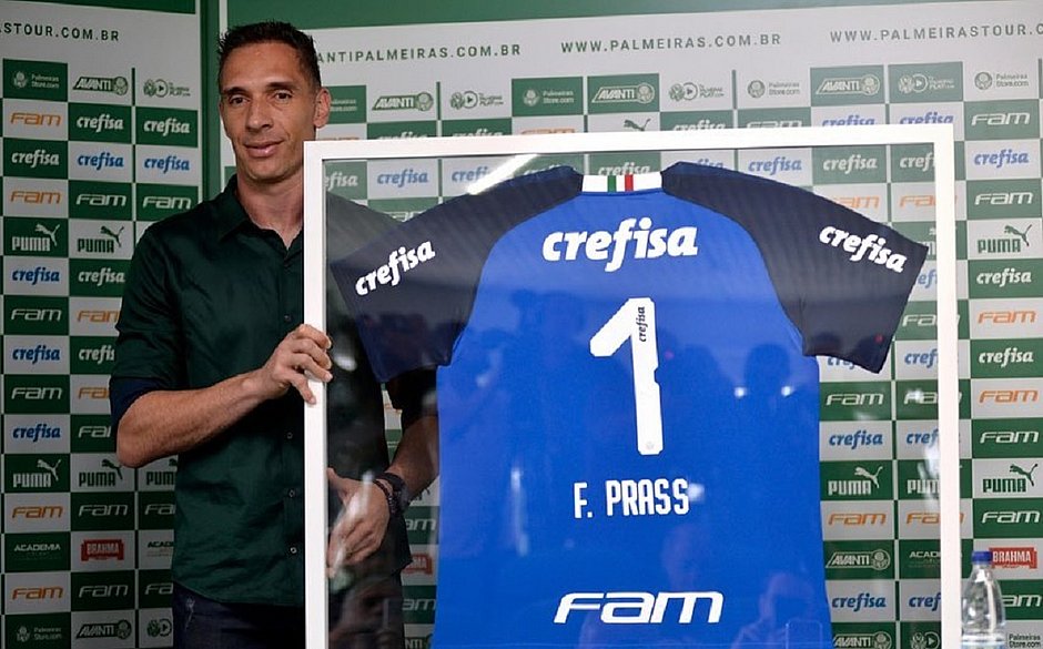 Fernando Prass vai leiloar camisas para ajudar famílias carentes