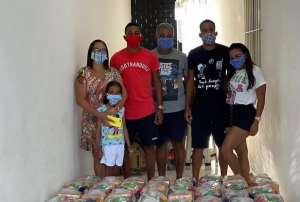 Atacante do Corinthians doa 100 cestas básicas em Olinda