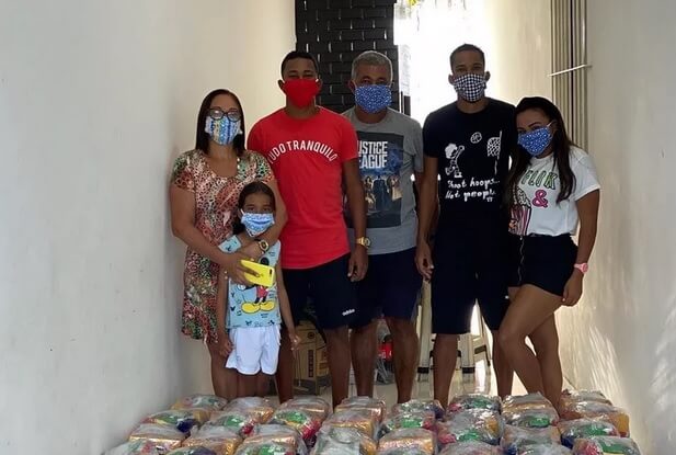 Atacante do Corinthians doa 100 cestas básicas em Olinda