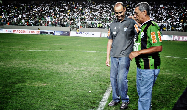 Internado há duas semanas, ídolo do América-MG apresenta melhora