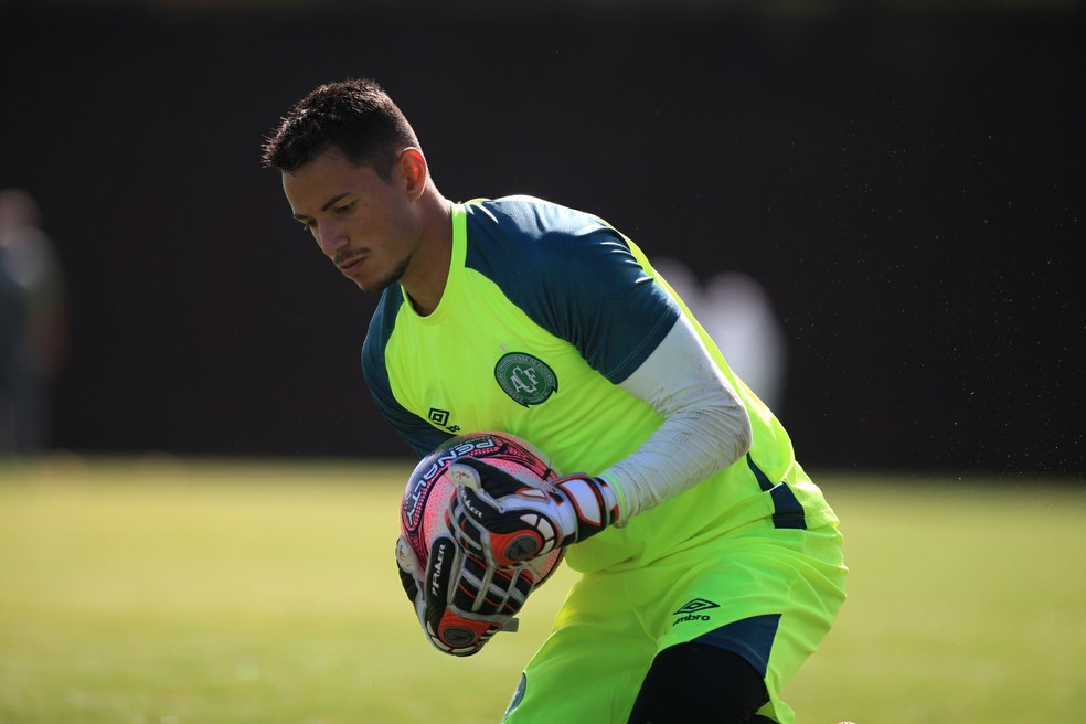 Catarinense: Chapecoense negocia renovação com duas revelações da base