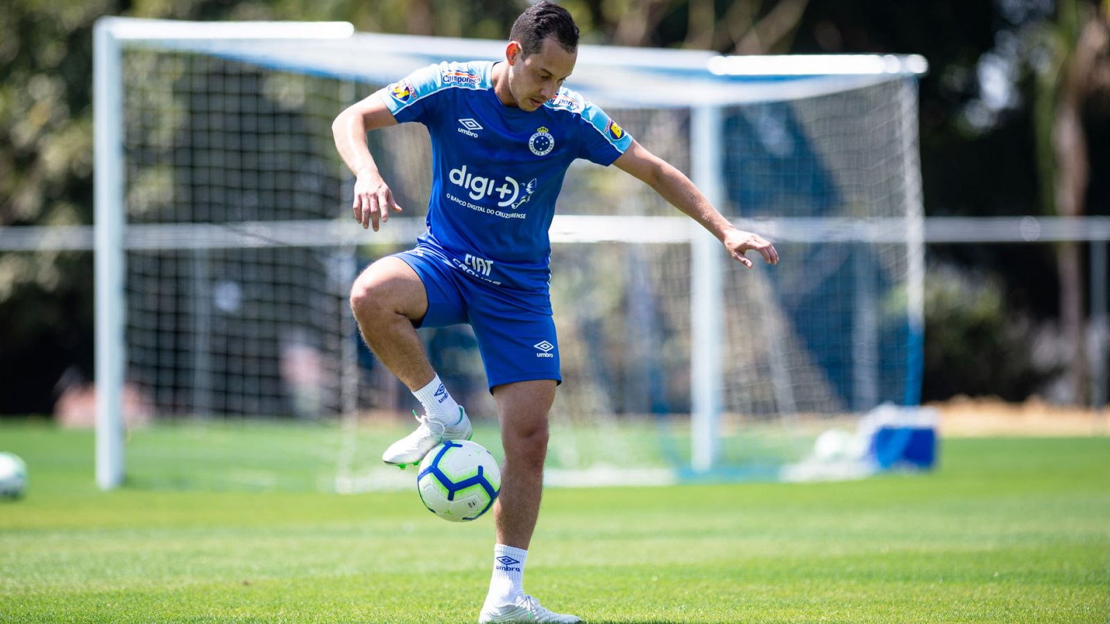 Cruzeiro pode ser acionado na Fifa por negociação com ex-Corinthians