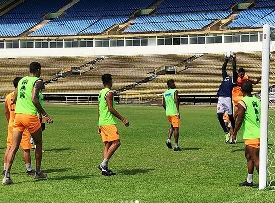 Jogadores invadem post de clube e cobram salários atrasados