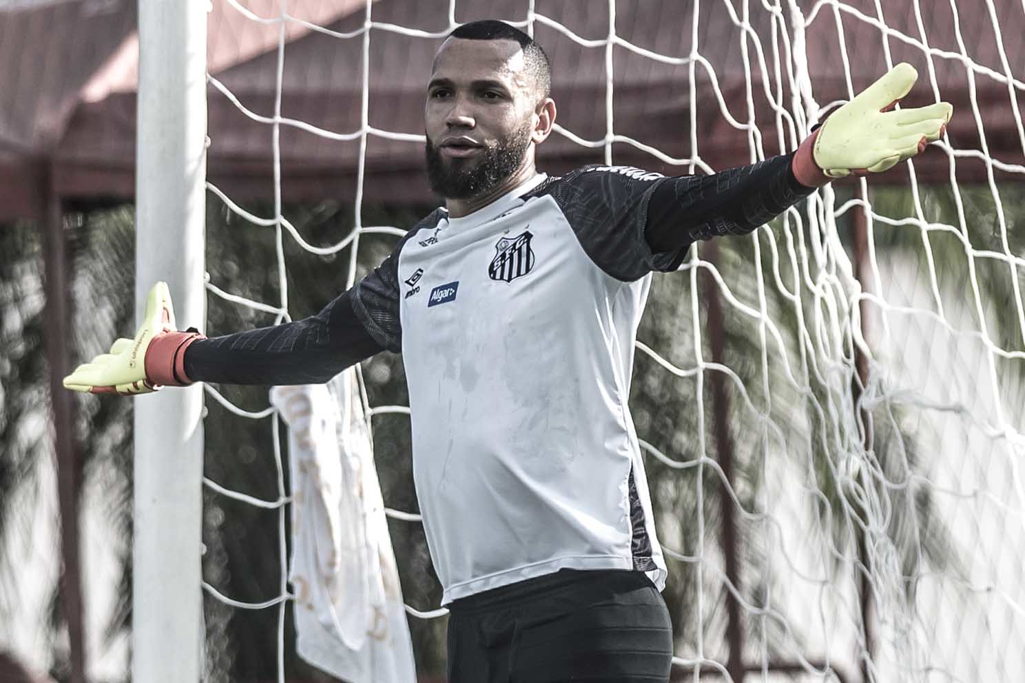 Goleiro Everson concorda com redução de salários dos jogadores do Santos