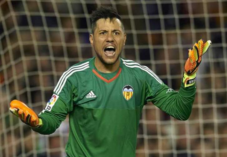 Diego Alves ficou conhecido por ser exímio pegador de pênaltis no Valência