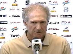 Carlos virou treinador de goleiros