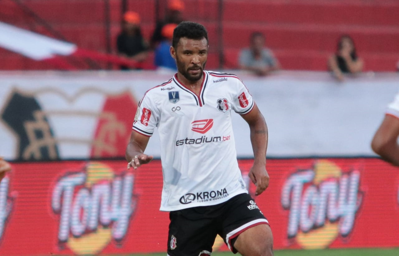 Volante do Santa Cruz mantém trabalho forte para voltar em alta após pausa