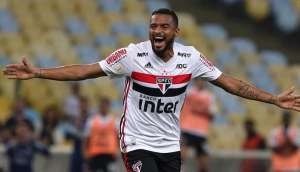 Ao lado de personal, Reinaldo, lateral do São Paulo, inicia a semana treinando forte