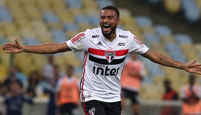 Ao lado de personal, Reinaldo, lateral do São Paulo, inicia a semana treinando forte